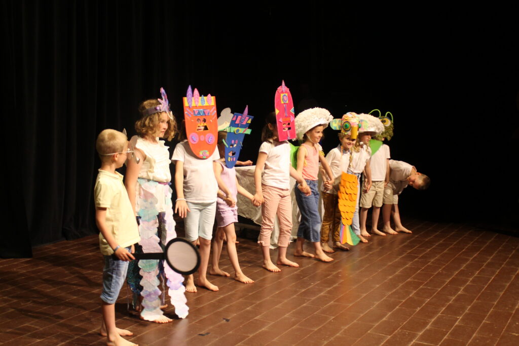 Théâtre, masques et costumes