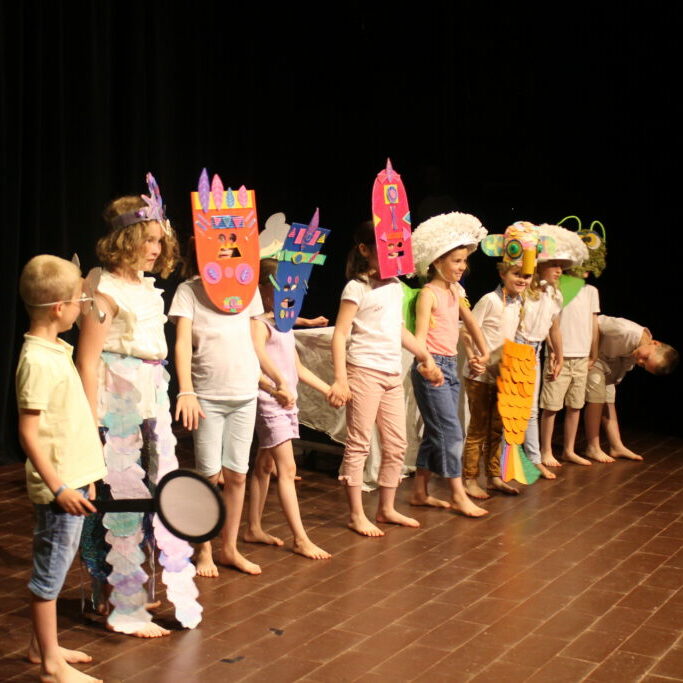 Théâtre, masques et costumes Théâtre, masques et costumes